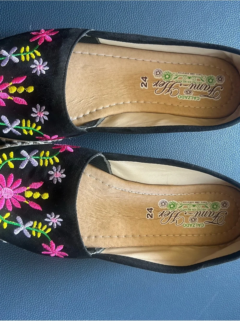 Calzado Fama-Her Embroidered Black Slip-On Flats with Florals